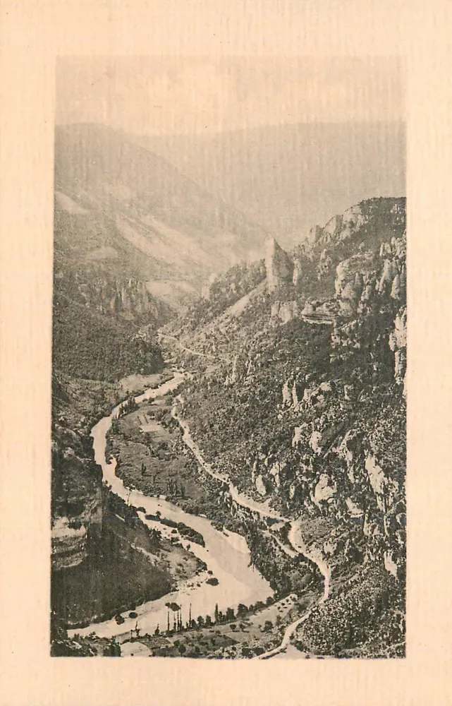 As Gorges do Tarn — Vistas do Point Sublime — Imp. Lévy e Neurdein Réunis, Paris - Frente