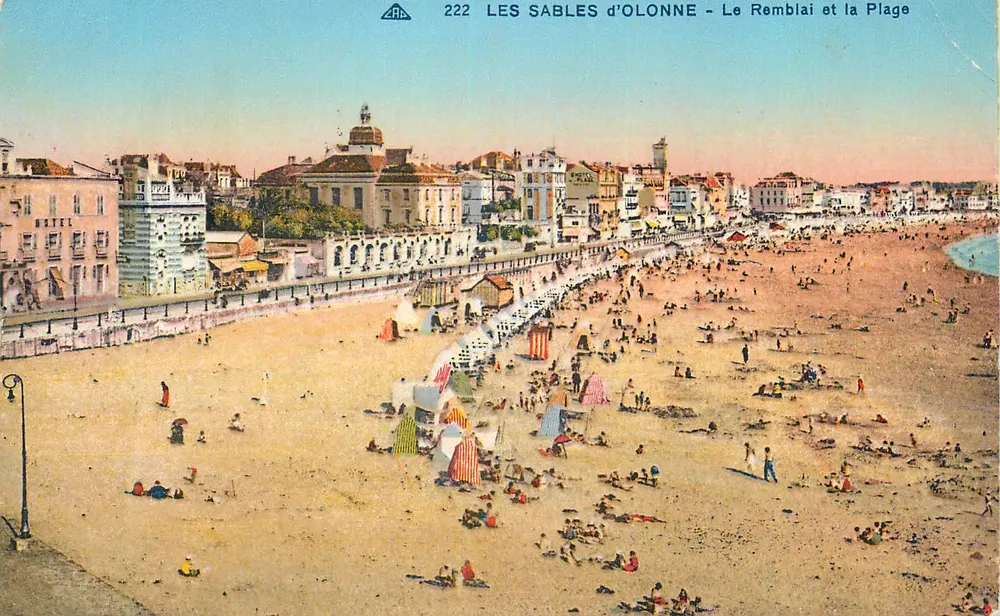 LES SABLES d'OLONNE - Le Remblai et la Plage — éditeur ARB, n° 222 - Recto