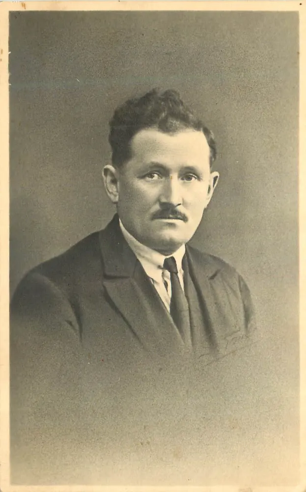 Retrato de um homem com bigode — editor desconhecido, número de série não visível - Frente