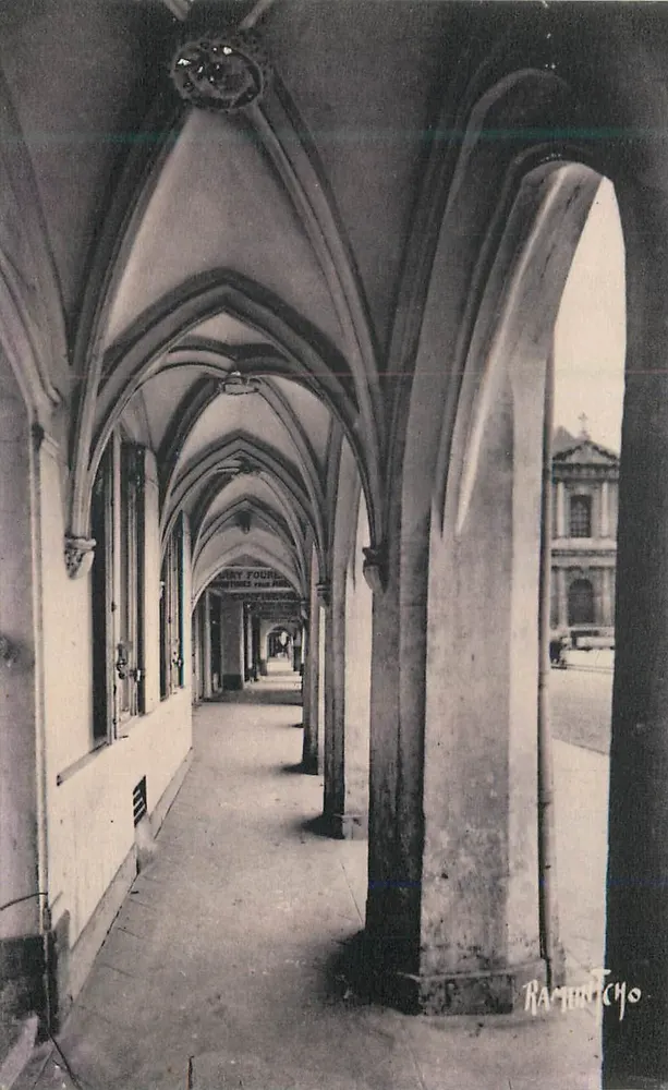 La Rochelle — Porches de la Rue Chaudrier — Éditions Artistiques Raymond Bergevin - Recto