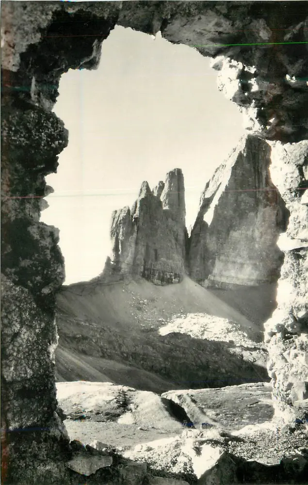 Tre Cime di Lavaredo — vista enquadrada por uma abertura rochosa — Ed. Fotografia A. Zardini - Cortina d'Ampezzo 148 - Frente