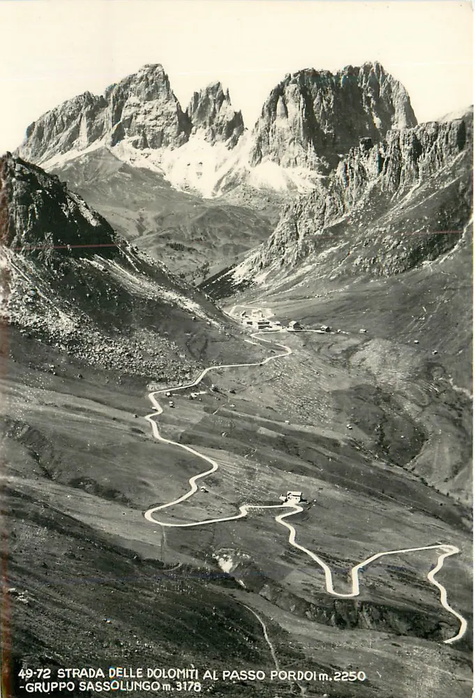 Strada delle Dolomiti am Passo Pordoi — Gruppo Sassolungo m.3178 — Ghedina Cortina Editions - Vorderseite