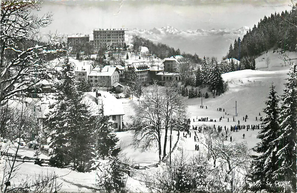 St. Cerque — vista invernal com estação de esqui e montanhas no fundo — C. SARTORI FILS, Versoix-Geneve, n° 3407 - Frente