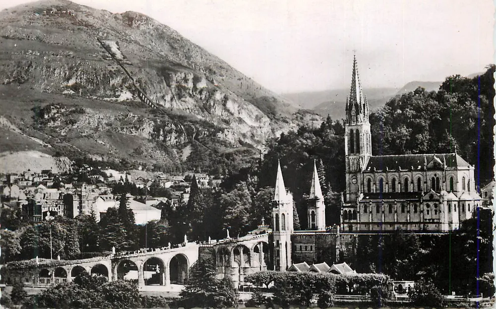 Lourdes — A Basílica vista de Lado — Edição P. DOUCET - Frente