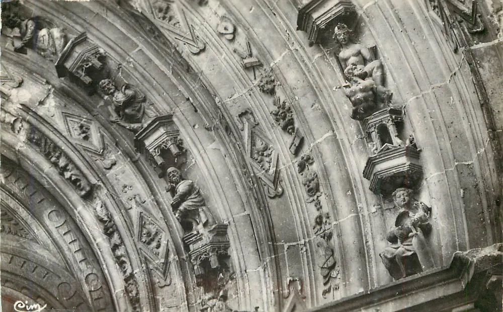 L'Isle-Adam — Alte Skulptur am Kirchentor — CIM - Vorderseite