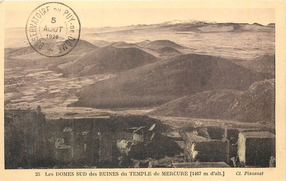 Les Dômes Sud des Ruines du Temple de Mercure — Observatoire du Puy-de-Dôme — Cl. Plazanet - Recto