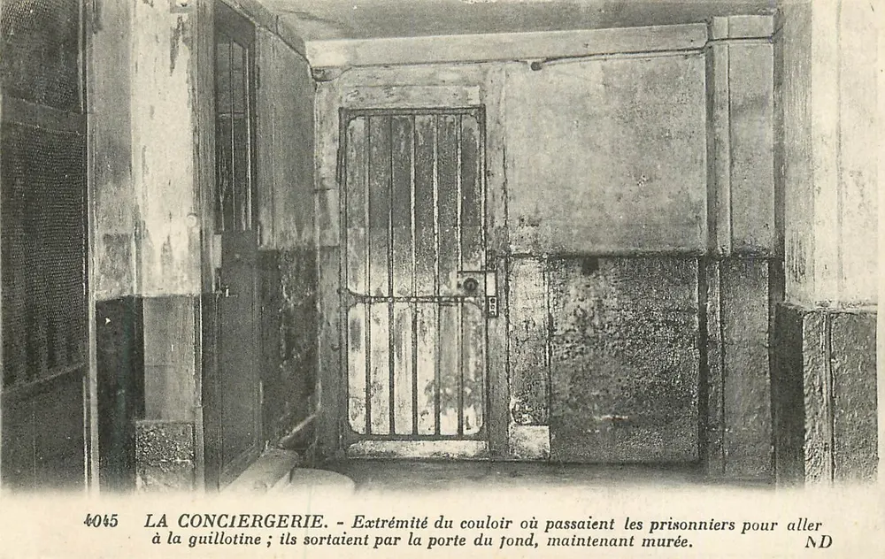 Die Conciergerie — Ende des Korridors, durch den die Gefangenen zur Guillotine gingen; sie verließen das Gebäude durch die hintere Tür, die heute vermauert ist. - Vorderseite