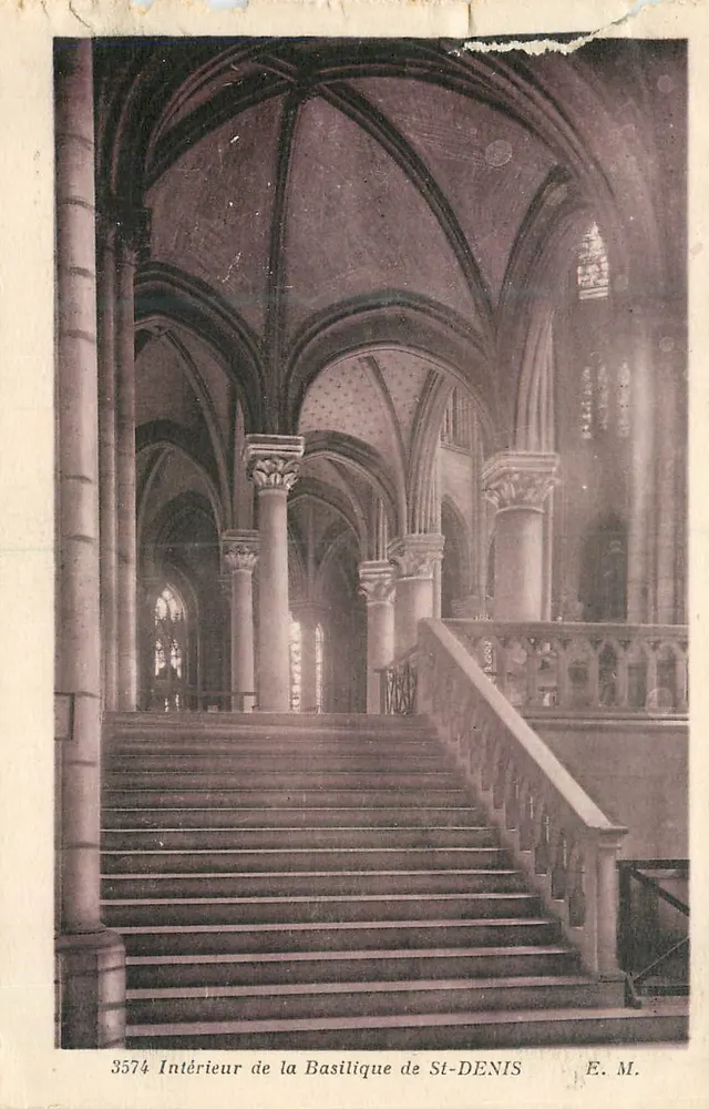 Intérieur de la Basilique de St-Denis — vue des escaliers et voûtes gothiques — éditeur E. M., n° 3574 - Frente