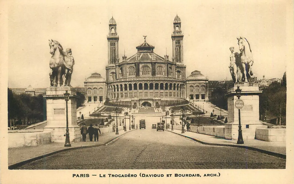 Paris — O Trocadéro — Davioud e Bourdais, Arq. - Frente