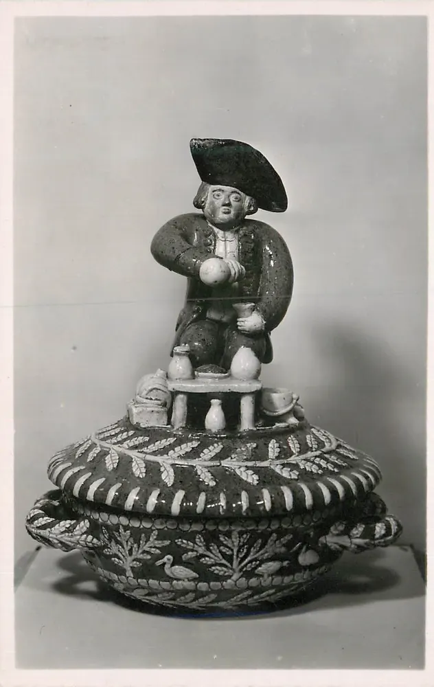 Geflammtes Suppenterrine aus Ton — gefertigt 1786 von P. Forterle — Museum für Kunst und Volkskunst, Paris - Vorderseite