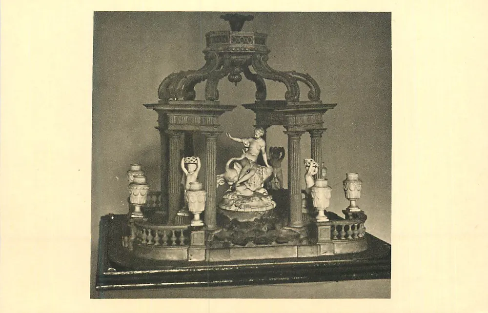 Tischdekoration, geschnitztes Holz und Lorrainer Ton — Werk von Cyfflé — Musée historique lorrain, NANCY — Serie IV - Vorderseite