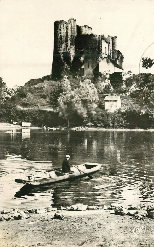 Bourbon-l'Archambault — A Vista do Castelo do Lago — Réal-Photo - Frente