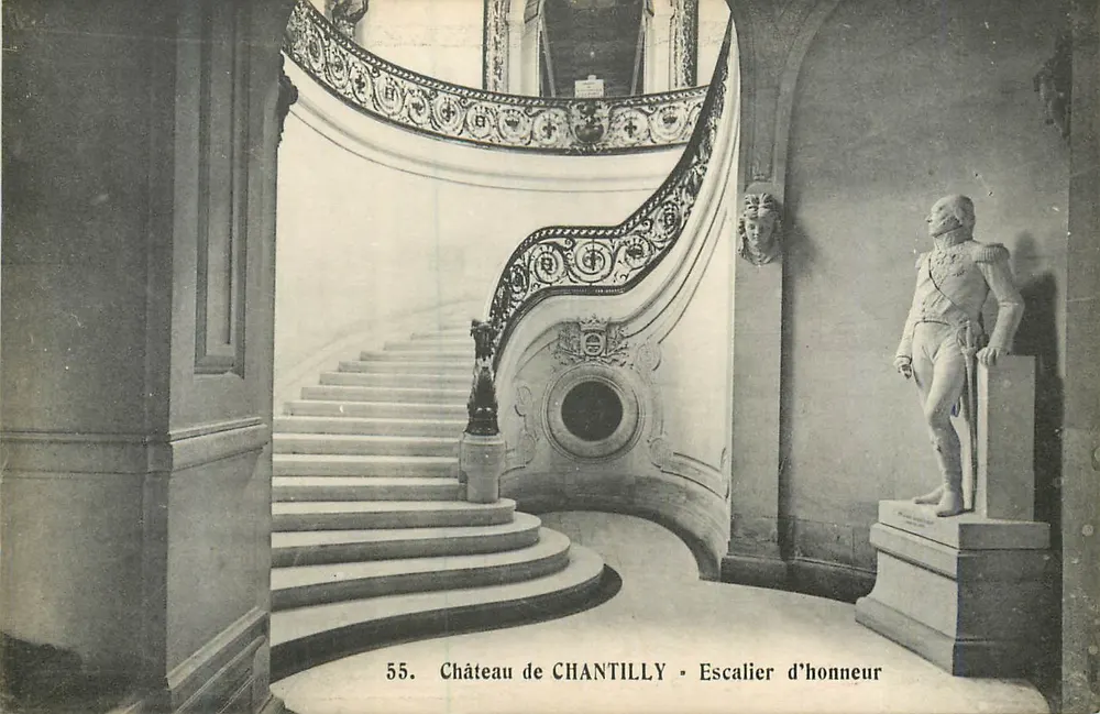 Castelo de CHANTILLY — Escada de Honra — Héliotypie A. Bourdier, Versailles - Frente