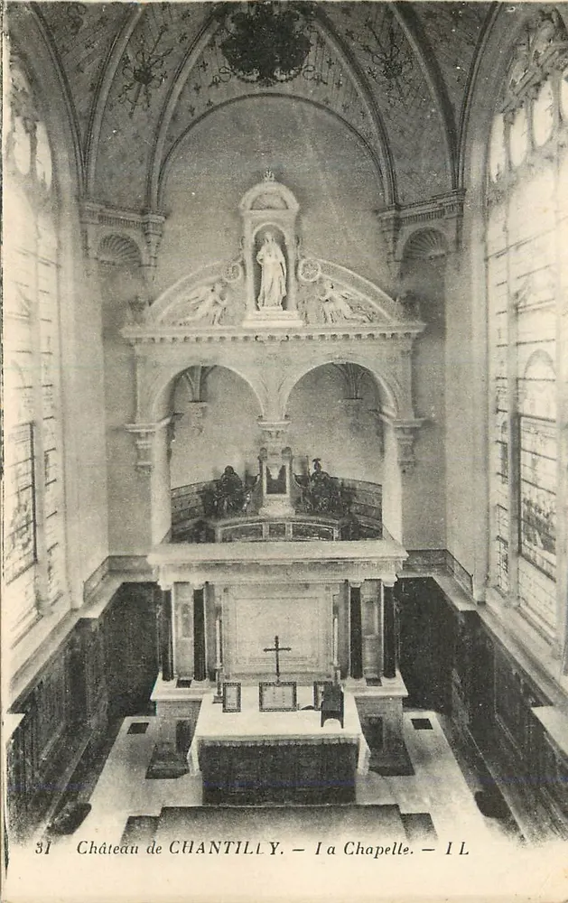 Castelo de CHANTILLY — A Capela — IL - Frente