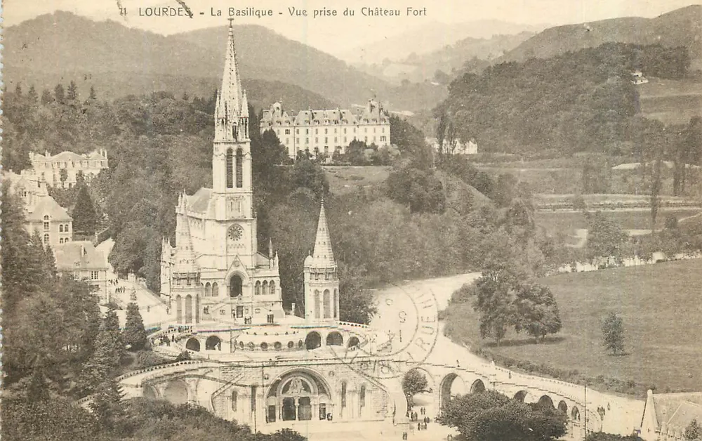 Lourdes - Die Basilika - Ansicht vom Festungsschloss - Vorderseite