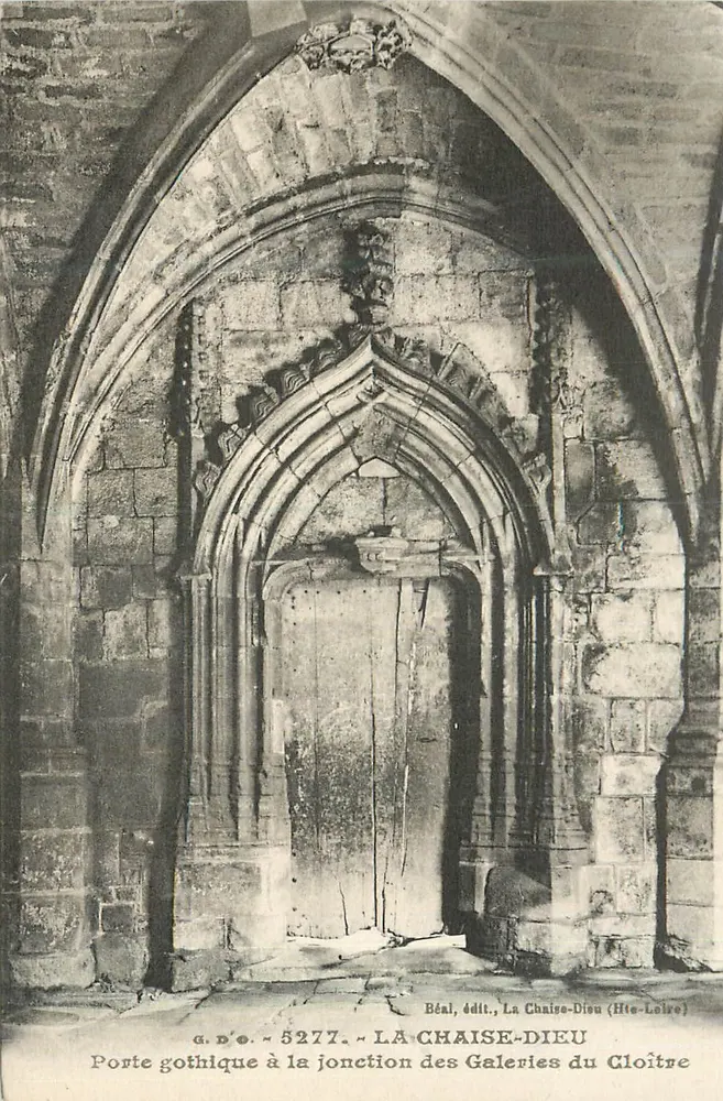 La Chaise-Dieu (Haute-Loire) — Porte gothique à la jonction des Galeries du Cloître — G. D'É. n° 5277 - Recto