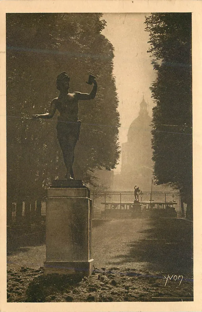Statua w parku — widok katedry w Luksemburgu — wydawnictwo Art YVON, seria 066 - Awers