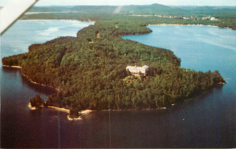 Manitou Point, Lake Nominigou, Quebec — Villa der Jesuiten — Photo Michel Blouin - Vorderseite