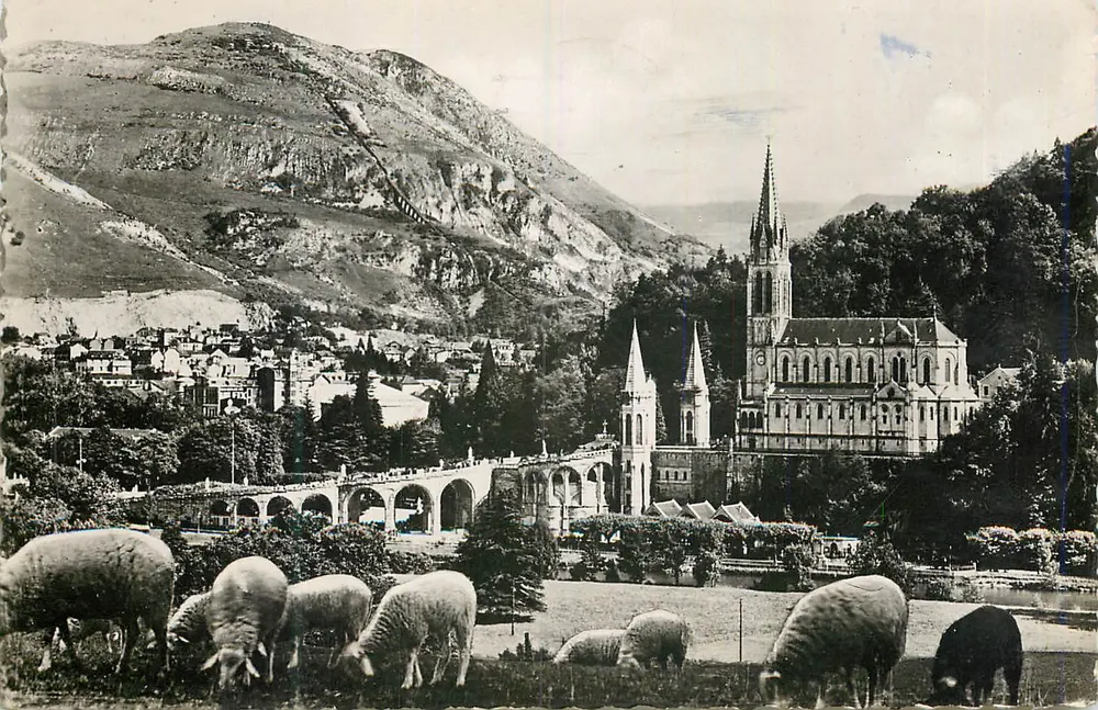 Lourdes — A Basílica e o Pic du Jer — Edição P. Doucet, Cité Albert Ier, Lourdes - Frente