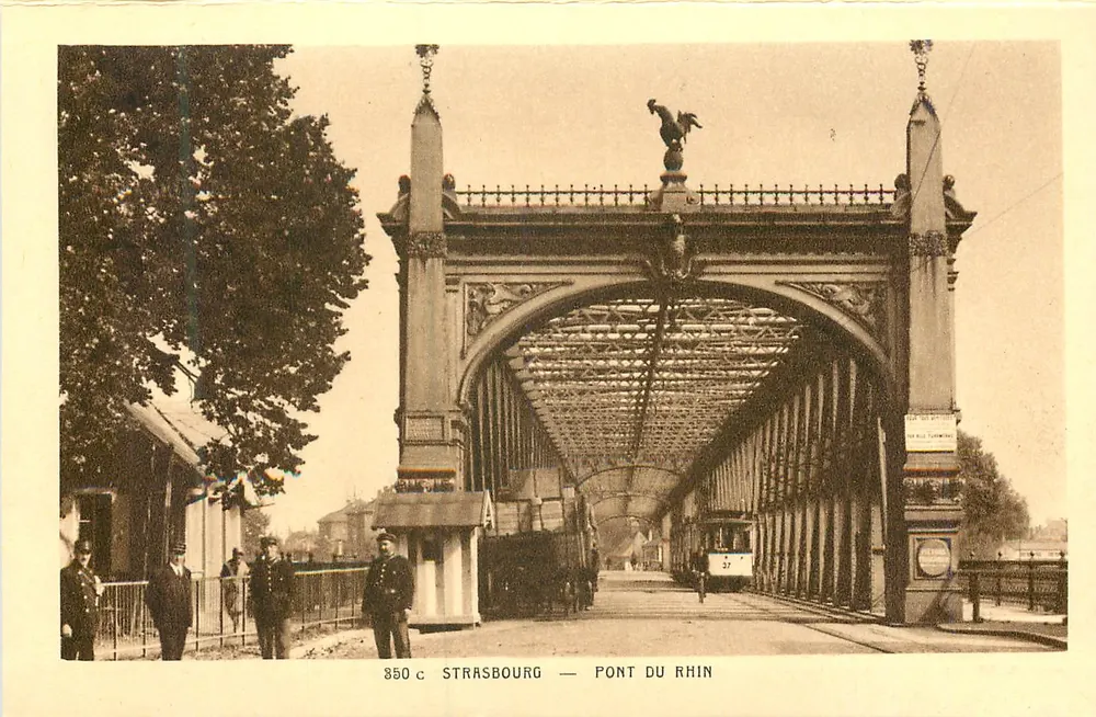 Estrasburgo — Ponte do Reno — vista do ponte com trêm e estátua de galinha - Frente