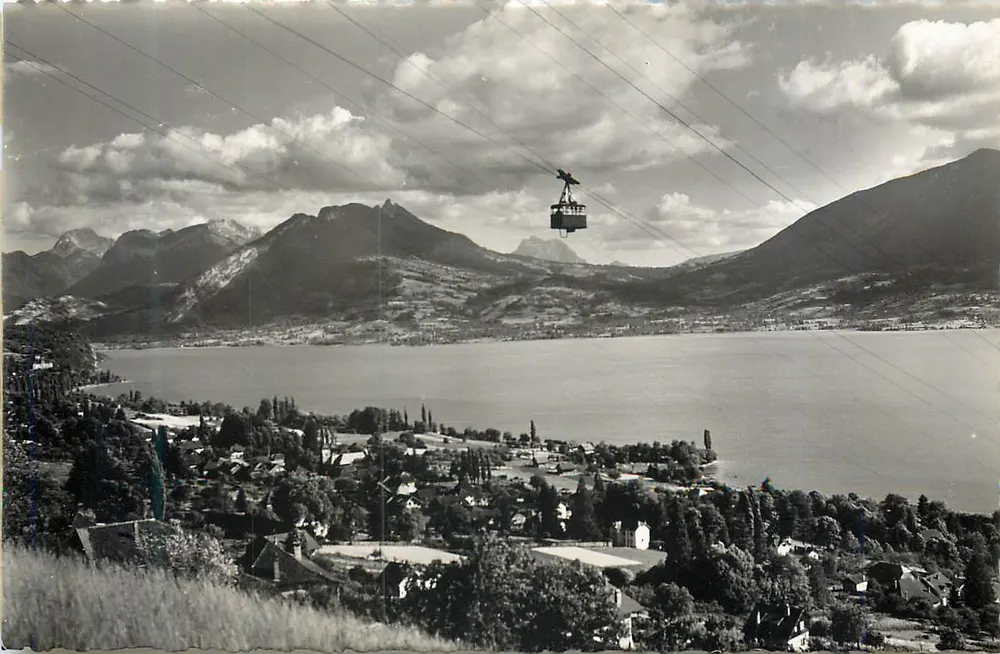 Lac d'Annecy — Vue générale. Le massif des Bauges et le Col de Leschaux — Éditions G. Mouchet, Annecy, n° 739 - Recto