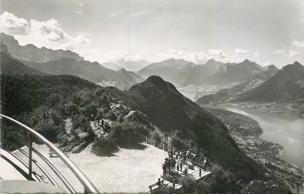 Environ d'Annecy — Station du téléphérique du Mont Veyrier, vue sur le lac et le massif des Bauges — Éditions G. Mouchet, Annecy - Recto