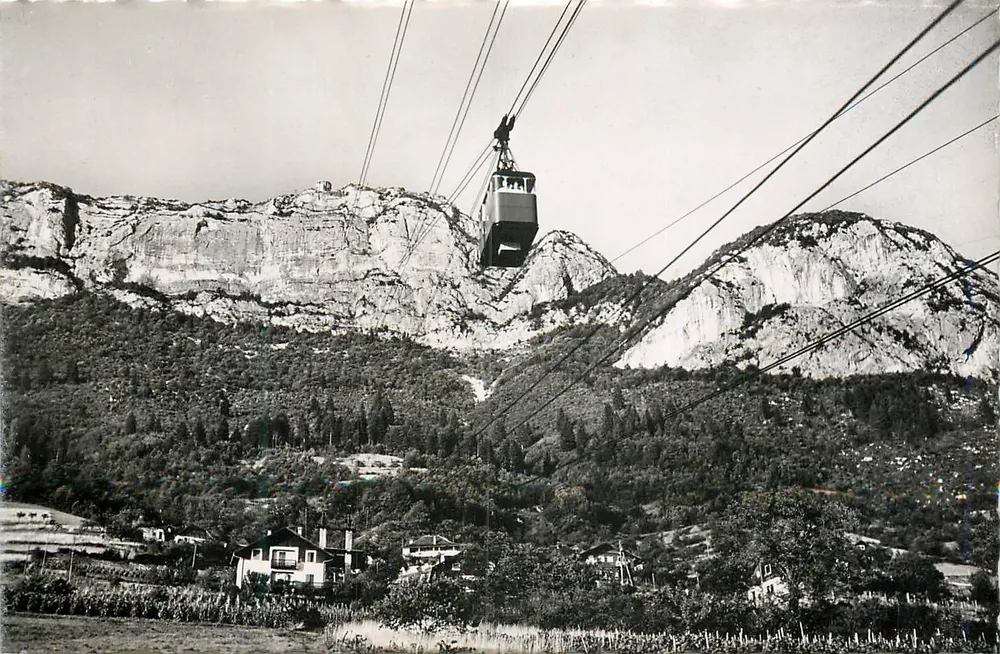 Entorno de Annecy — Teleférico do Mont Veyrier — passagem acima de uma casa suíça - Frente
