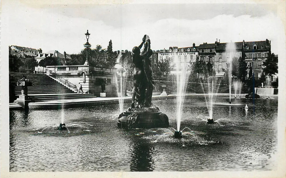 Jardins de Julho — Os jatos d'água — LIMOGES - Frente
