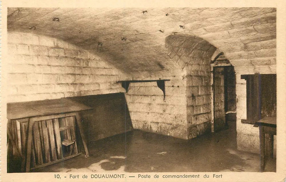 Fort de DOUAUMONT — Poste de commandement du Fort - Frente