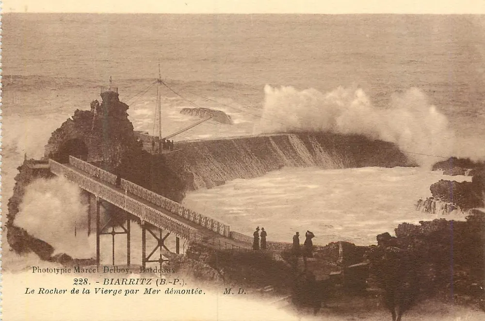 Le Rocher de la Vierge par Mer démontée — Biarritz (B-P.) — Phototypie Marcel Delboy, Botdeans, n°228 - Recto