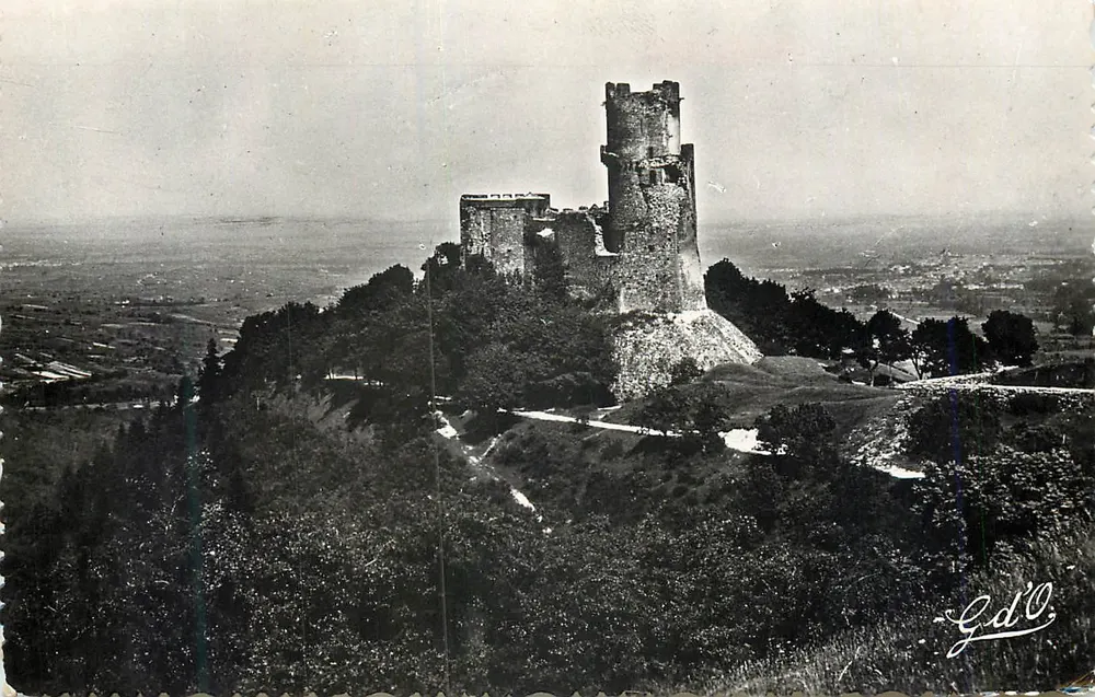 Château féodal de Tournoel — Olliergues (P.-de-D.) — Édition G.d'O. - Recto