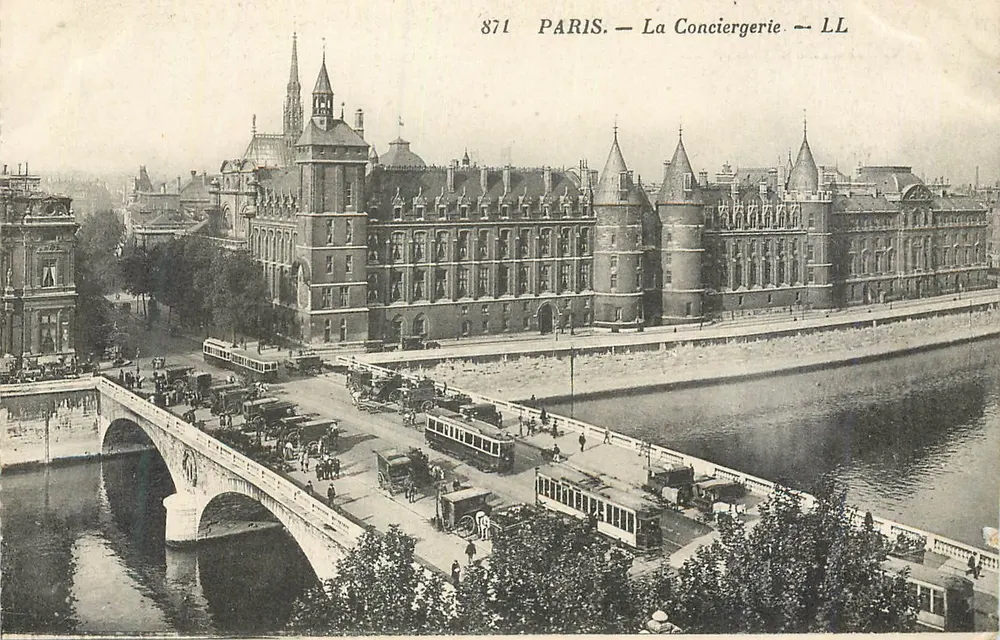 Paris — La Conciergerie — LL - Frente