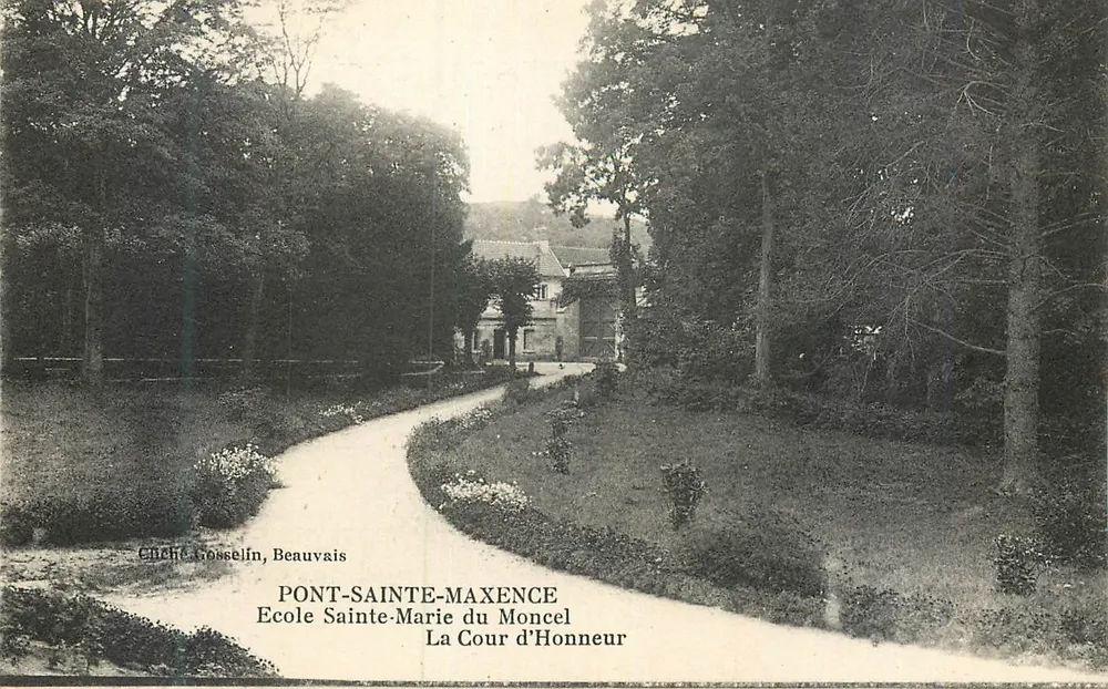 PONT-SAINT-MAXENCE — Schule Sainte-Marie du Moncel — Der Ehrenhof — Enchét Gosselin, Beauvais - Vorderseite