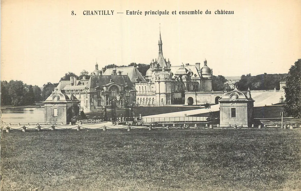 Chantilly — Entrata principale e insieme del castello — Héliotypie A. Bourdier, Versailles - Recto