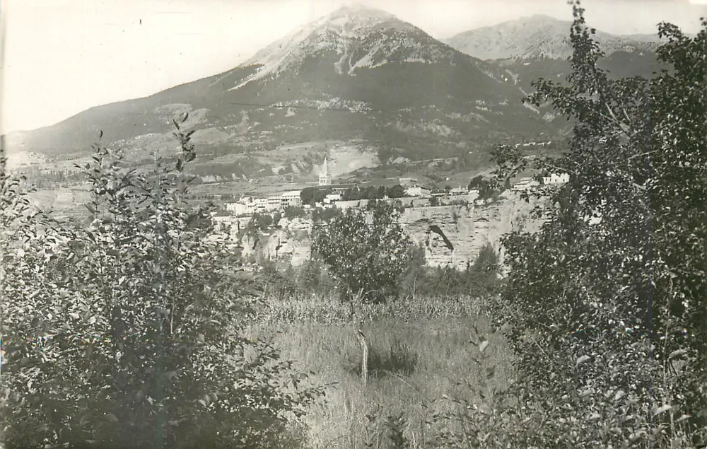 Embrun (H.A.) — Allgemeiner Blick — Mont Guillame — Foto Bortelly - Vorderseite
