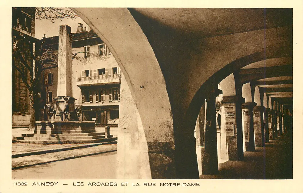 Annecy — Les Arcades et la Rue Notre-Dame — Éditeur : Les Deux Savoies - Recto
