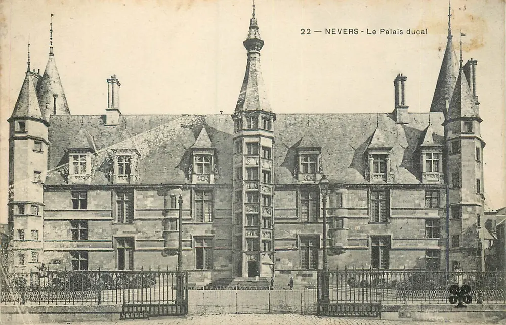 Nevers — O Palácio Ducal — Editor desconhecido, n° 22 - Frente