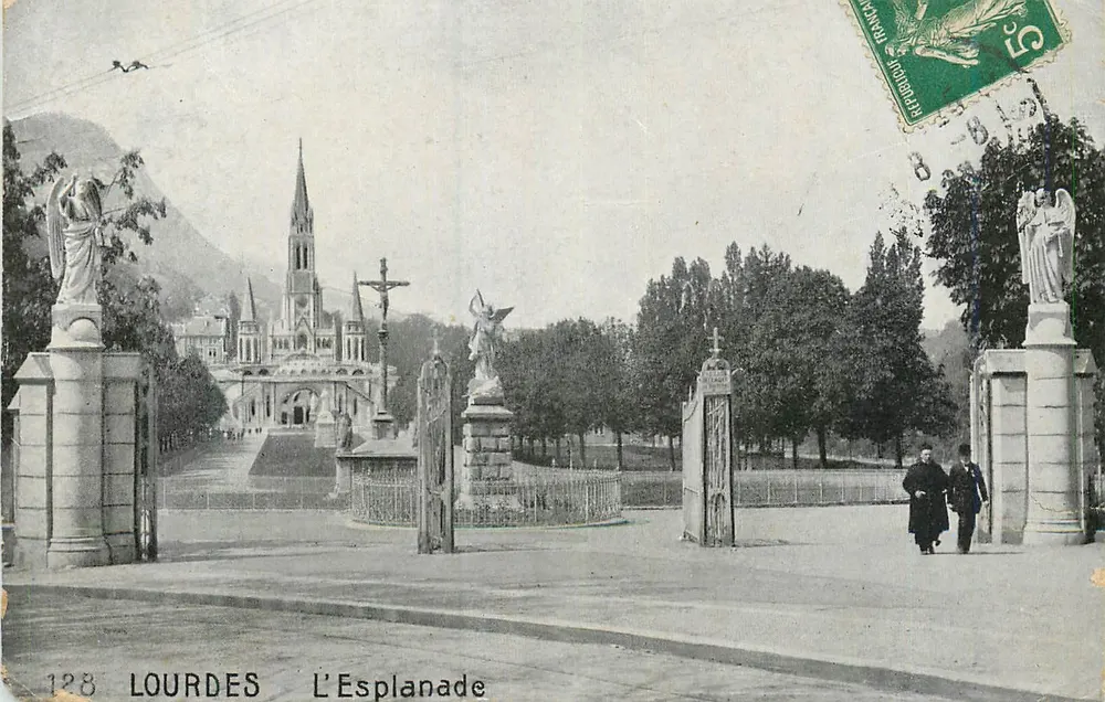 Lourdes — L'Esplanade avec la basilique et statues d'anges — éditeur Lourdes, n° 128 - Frente