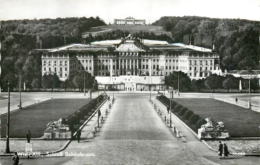 Wien XIII., Schloß Schönbrunn — Panoramablick auf Schloss und Gärten — P. Ledermann, Wien I. - Vorderseite