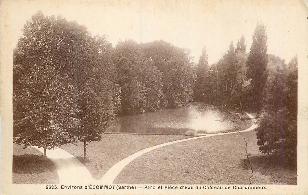 Umgebung von ÉCOMMOY (Sarthe) — Park und Wasserfläche des Schlosses Chardonneux - Vorderseite