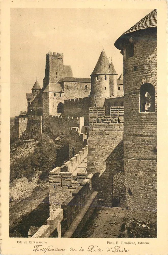 Cidade de Carcassonne — Fortificações da Porta d'Auze — Fot. E. Roudière, Editor - Frente