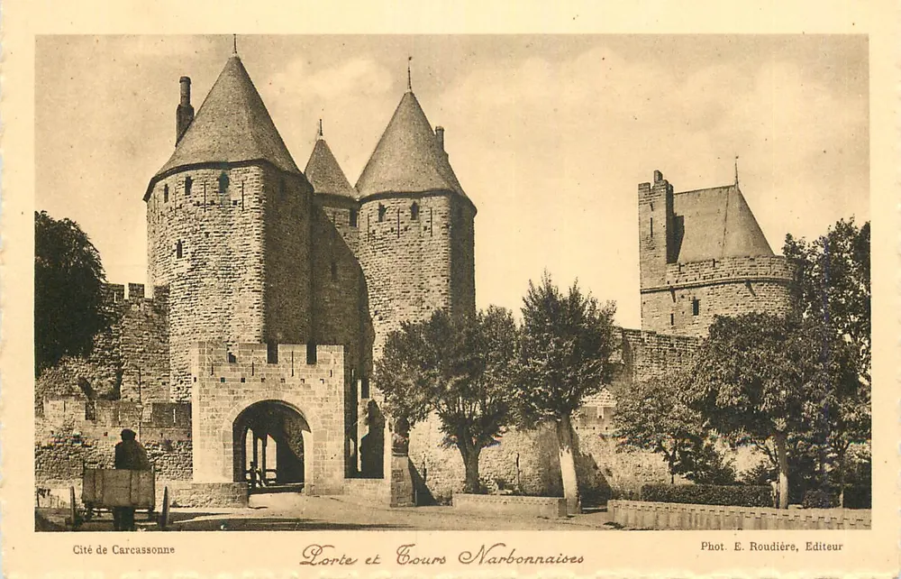 Cité de Carcassonne — Porte et Cours Narbonnaises — Phot. E. Roudière, Editeur - Recto