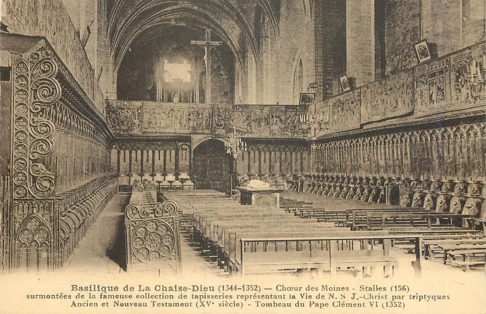 Basilika von La Chaise-Dieu — Chor der Mönche - Bänke (156) mit der berühmten Sammlung von Wandteppichen, die das Leben unseres Herrn Jesus-Christus darstellen, in Triptychen Alten und Neuen Testaments (15. Jahrhundert) - Grabmal des Papstes Clement VI (1352) - Vorderseite