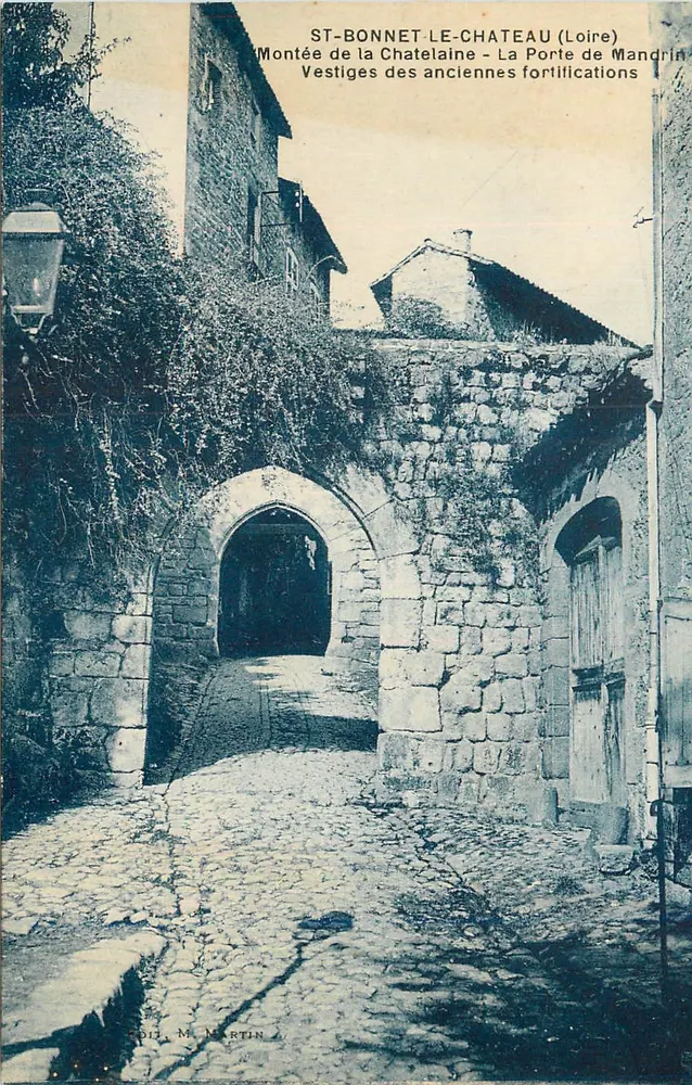 St-Bonnet-le-Château (Loire) — Montée de la Chatelaine, vestiges des anciennes fortifications — éditeur M. Martin - Recto