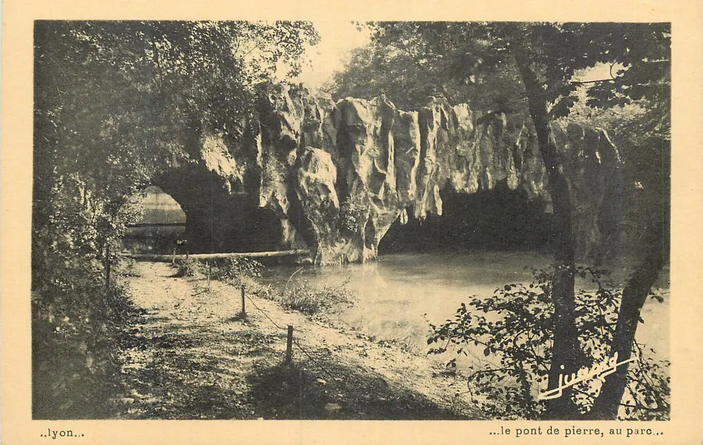 O ponte de pedra, no parque — Edições J. Cellard - Frente