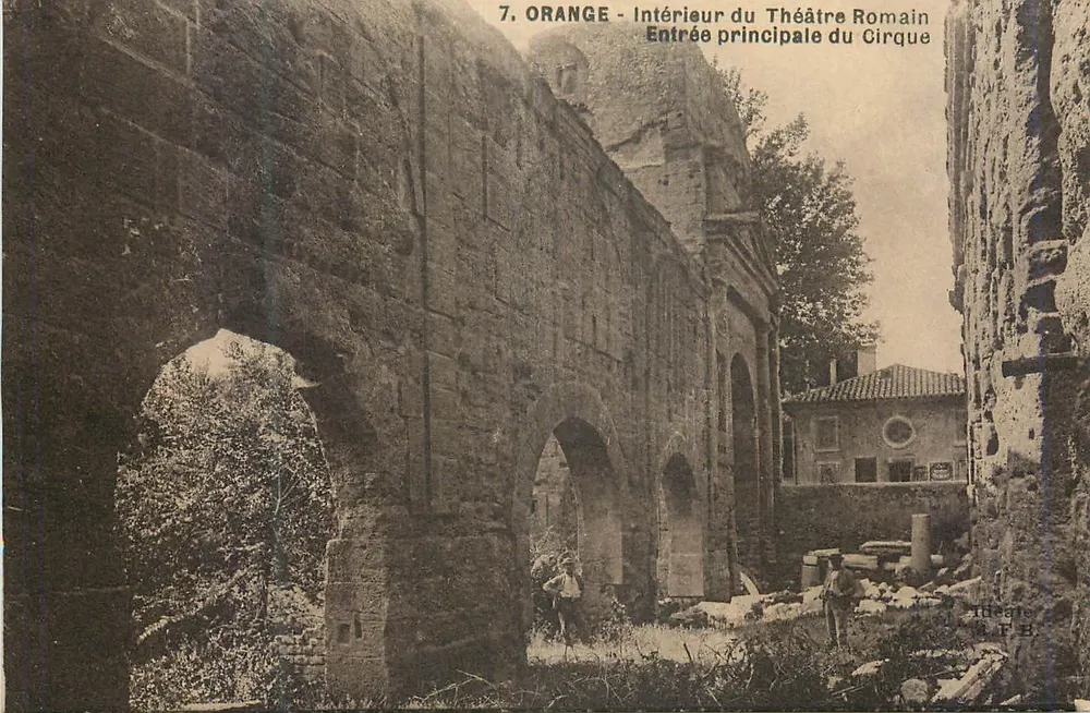 Orange - Innenansicht des römischen Theaters, Haupteingang des Circus — F. Beau, n°7 - Vorderseite