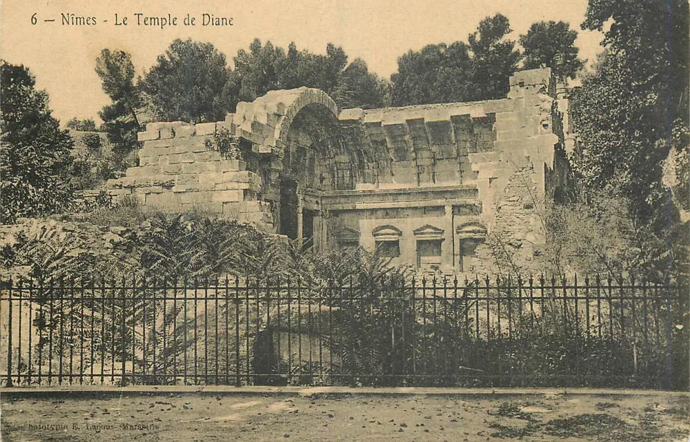 Nîmes - O Templo de Diana — fototipia B. Ammar - Marselha - Frente