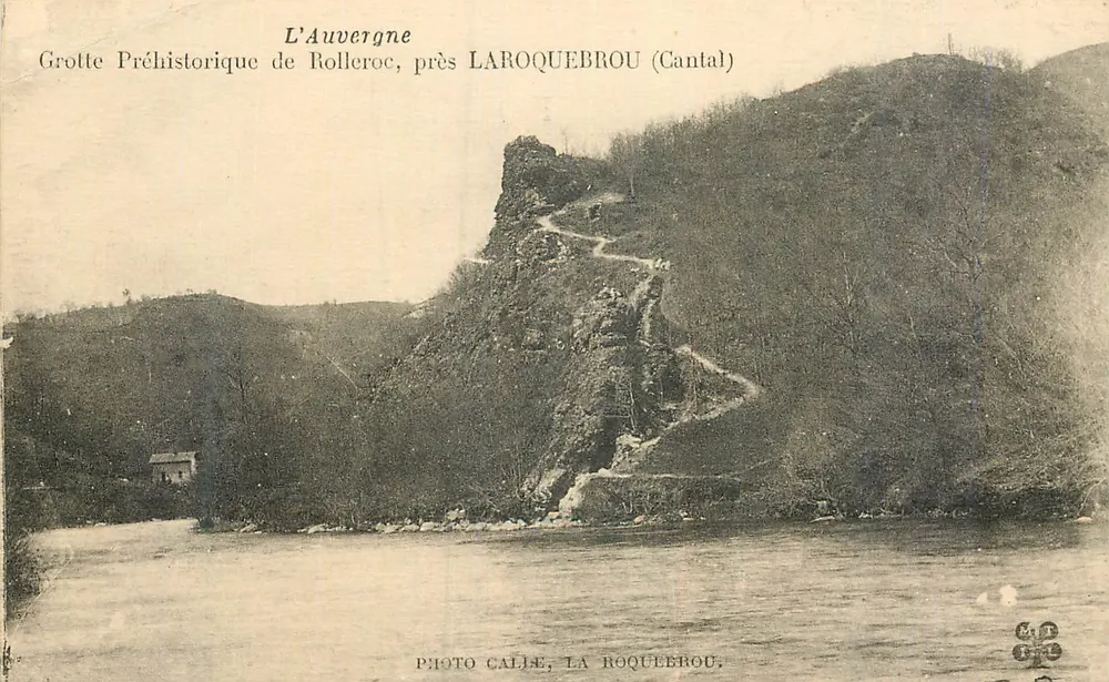 Prähistorische Höhle von Rolleroc, nahe Laroquebrou (Cantal) — Auvergne — Photo Calie, La Roquebrou - Vorderseite