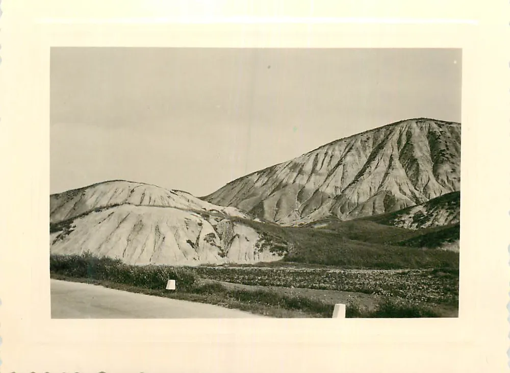 Montanhas estratificadas — paisagem geológica — editor Velox, série 8-IV-3 - Frente