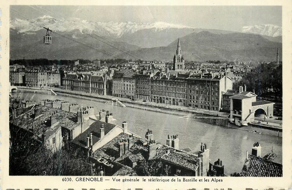 Grenoble — Allgemeiner Blick auf den Seilbahn der Bastille und die Alpen - Vorderseite